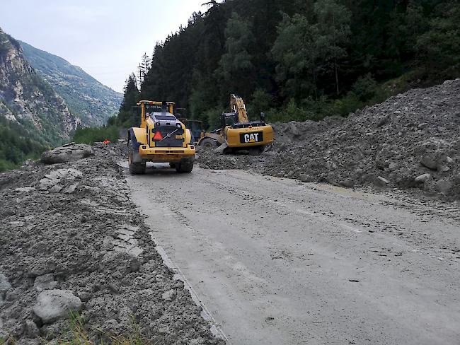 Grosse Baumaschinen. Gegen Mittag sollte die Strasse wieder frei sein.