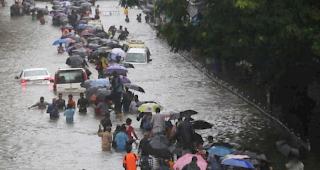 Bei &Uuml;berschwemmungen und Erdrutschen durch schweren Monsunregen sind in Nepal mindestens 17 Menschen ums Leben gekommen. 