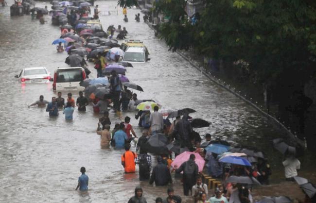 Bei Überschwemmungen und Erdrutschen durch schweren Monsunregen sind in Nepal mindestens 17 Menschen ums Leben gekommen. 