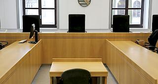 Der 34-j&auml;hrige Mann, der seine Mitbewohnerin erw&uuml;rgt hat und die Leiche sch&auml;ndete, muss 22 Monate ins Gef&auml;ngnis. Zudem ordnete das Bezirksgericht Z&uuml;rich eine station&auml;re Massnahmen an.