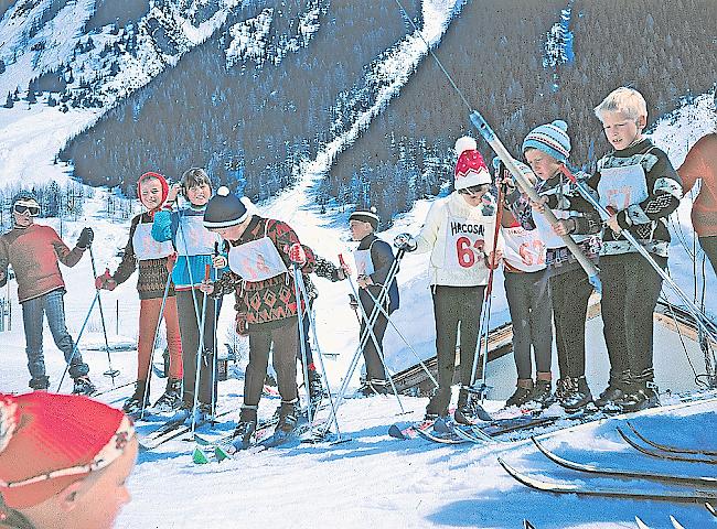 Schulrennen. Vor der Erschliessung des heutigen Skigebietes auf der Lauchernalp stand der Skilift am Dorfrand.