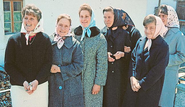 Kopftücher. Ohne Kopfbedeckung gingen früher auch die hiesigen Frauen nicht aus dem Haus.Fotos Josef Huber