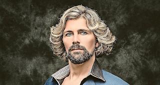 Chic. Locher weiss das Haupthaar zu formen.&nbsp;