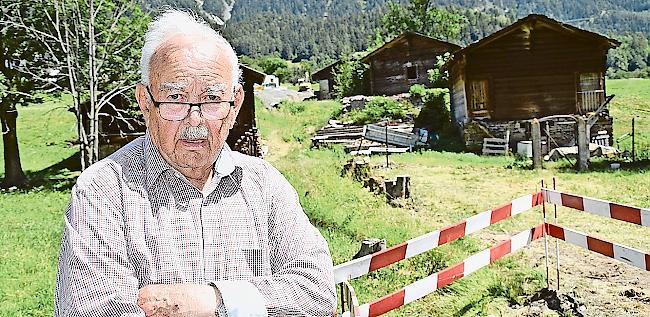 Klaus Graf beim «Feldgraben» in Termen, an welchem derzeit gearbeitet wird.