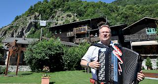 Z Hansr&uuml;edi spielt sein neues St&uuml;ck &laquo;Gj&auml;tt&raquo;.