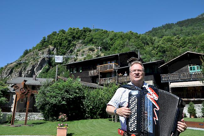 Z Hansrüedi spielt sein neues Stück «Gjätt».