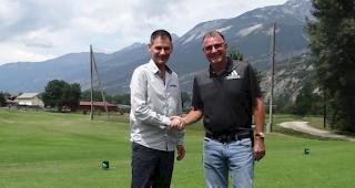 Besiegeln eine starke Partnerschaft: Peter Oggier, Direktor Naturpark Pfyn-Finges, und Jean-Pierre Mathieu, Pr&auml;sident Golfclub Leuk