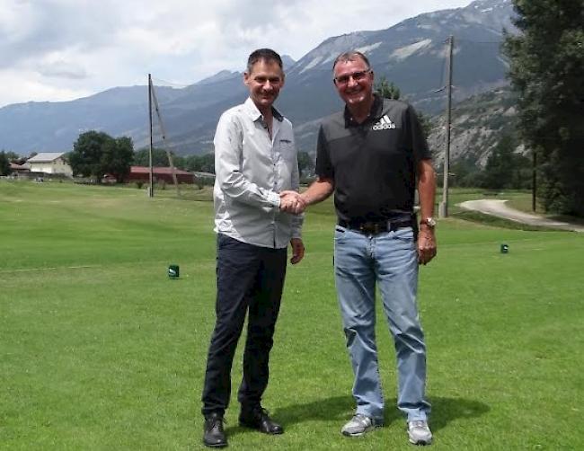 Besiegeln eine starke Partnerschaft: Peter Oggier, Direktor Naturpark Pfyn-Finges, und Jean-Pierre Mathieu, Präsident Golfclub Leuk