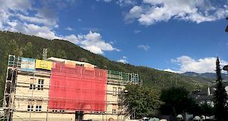 Intervention. Am sp&auml;ten Mittwochnachmittag fing ein Teil des Bauger&uuml;stes am Visper Rathaus Feuer. Die St&uuml;tzpunktfeuerwehr Region Visp konnte den Brand rasch unter Kontrolle bringen.