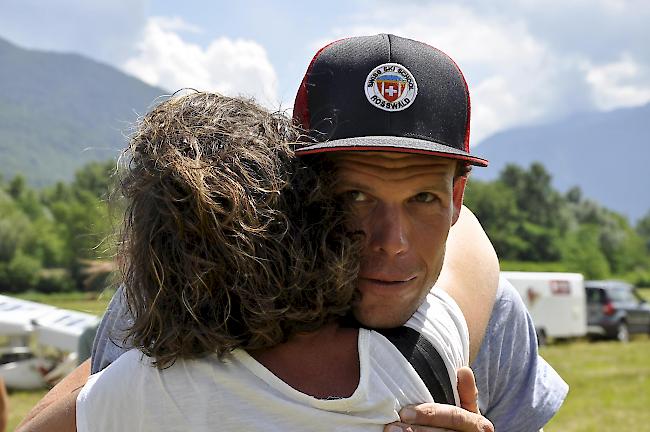 Geiger umarmt seine jüngere Tochter nach vollbrachter Tat.