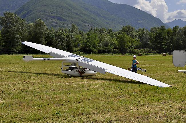 Das Flugzeug abgestellt auf der Wiese bei Domodossola.