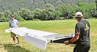 Am Zielort. Der Flieger wird in Einzelteile zerlegt.