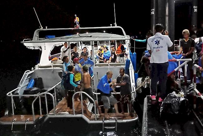Unglück. Am Donnerstag sank ein für Tauchausflüge genutztes Boot vor der Küste Phukets. Wie die örtliche Polizei mitteilte, konnte die Hälfte der Bootsinsassen gerettet werden. Mehr als 20 Personen werden derzeit aber noch vermisst.