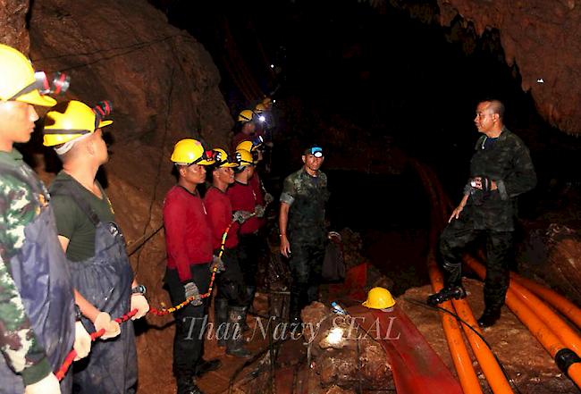 Bei den Rettungsarbeiten in Thailand ist am Freitag ein Taucher ums Leben gekommen. 