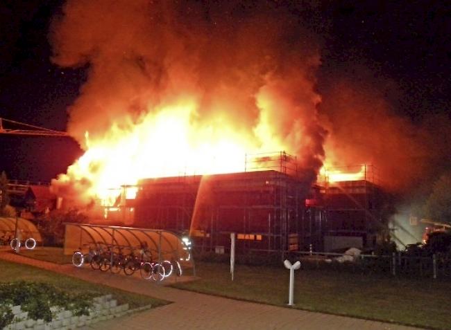Vollbrand. Beim Brand eines Mehrfamilienhauses in Uttwil entstand grosser Sachschaden.