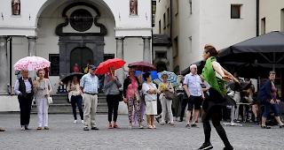 Die Strassenperformance mit Anca Huma begann harmlos...