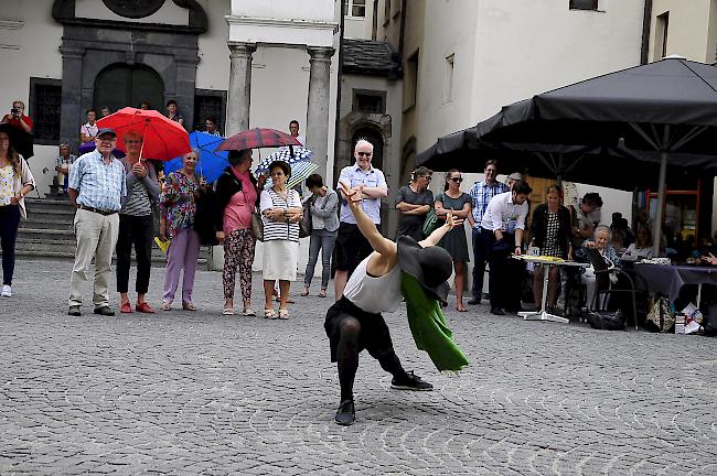 ...die Profi Tanzperformerin zeigte sich sehr beweglich...