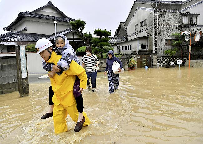 Tragisch. Gemäss der Nachrichtenagentur Kyodo sind in Japan mindestens 16 Menschen infolge starken Unwettern ums Leben gekommen.