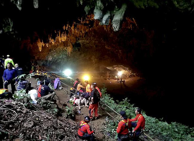 Der gefährliche Rettungseinsatz in der überfluteten Höhle hat am Sonntag begonnen.  
