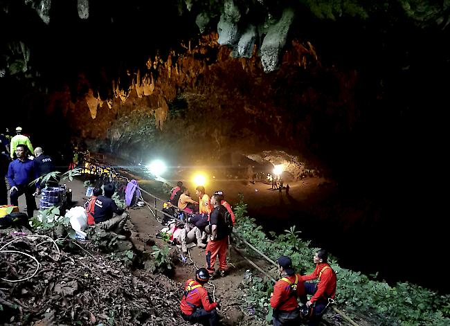 Der gefährliche Rettungseinsatz in der überfluteten Höhle hat am Sonntag begonnen.