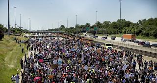 Tausende Demonstrierende auf der&nbsp;Dan-Ryan-Autobahn in Chicago.&nbsp;
