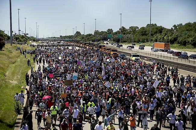 Tausende Demonstrierende auf der Dan-Ryan-Autobahn in Chicago. 