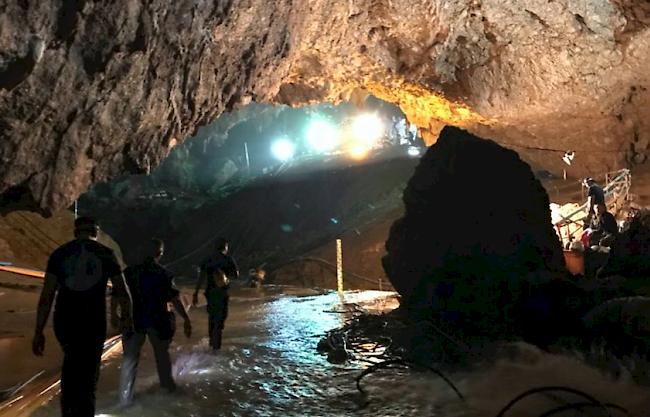 In Thailand läuft jetzt der möglicherweise entscheidende Einsatz. Bis zum Abend sollen auch die letzten fünf Eingeschlossenen aus der Höhle gebracht werden.