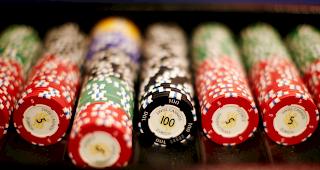 Ein Kirchenmann hat sich wegen seiner Spielsucht arg verschuldet. 