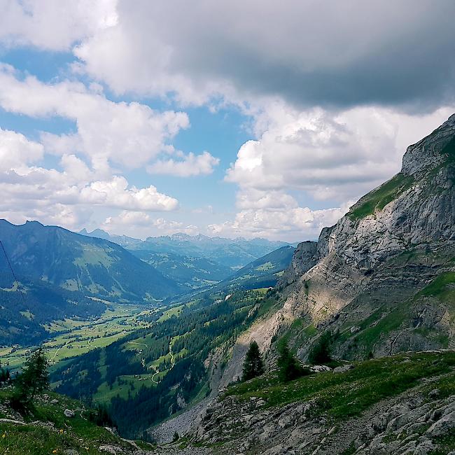 Blick vom Sanetschpass in die Gegend im Bernischen, wo sich der Bär am Wochenende wohl aufgehalten hat.