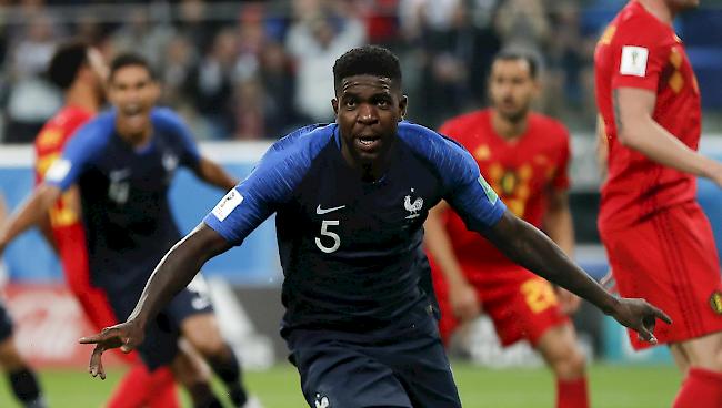 Frankreichs Samuel Umtiti hat soeben den Siegtreffer erzielt.