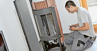 Handwerk. Riccardo pr&uuml;ft die anzubringenden Elemente. Montage und Installation von &Ouml;fen geh&ouml;ren zu seinem Tageswerk.