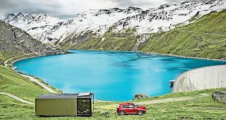 Ein Cube von Mazda Schweiz kommt am Lac de Moiry zu stehen. 
