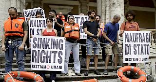 Ein Zeichen setzen. In Rom haben am Mittwoch dutzende Demonstranten gegen die angek&uuml;ndigte Schliessung italienischer H&auml;fen f&uuml;r Rettungsschiffe protestiert.