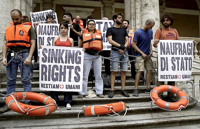 Ein Zeichen setzen. In Rom haben am Mittwoch dutzende Demonstranten gegen die angekündigte Schliessung italienischer Häfen für Rettungsschiffe protestiert.