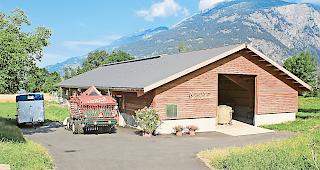 Idyllisch und sauber. Der neue Stall des Sanderhofs in Ried-Brig.