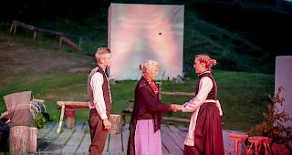 Ung&uuml;nstiges Wetter. Die heutige Vorstellung des Freilichtspiels &laquo;Der letzte Sander von Oberried&raquo; wird auf Sonntag verschoben.