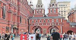 K&ouml;nig Fussball. Paul B&auml;renfaller, Oliviero Carni, Mario Karlen und Erich Fercher (von links) sind vier von 80&thinsp;000 Fans, die sich ein Finalticket f&uuml;r das Spiel zwischen Frankreich und Kroatien im Moskauer Luschniki-Stadion ergattern konnten.Foto zvg