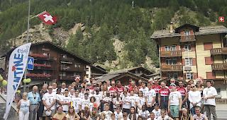 Solidarit&auml;t. Mitglieder des Wohlt&auml;tigkeitsvereins &laquo;Kiwanis Club La Louvi&egrave;re &ndash; La Louve&raquo; fuhren mit dem Fahrrard von Belgien nach Saas-Grund, um Geld f&uuml;r krebskranke Kinder der Stiftung Camps Valentine zu sammeln.