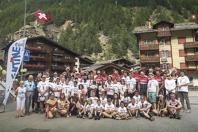 Solidarität. Mitglieder des Wohltätigkeitsvereins «Kiwanis Club La Louvière – La Louve» fuhren mit dem Fahrrard von Belgien nach Saas-Grund, um Geld für krebskranke Kinder der Stiftung Camps Valentine zu sammeln.