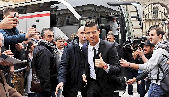Megatransfer. Superstar Cristiano Ronaldo verdient bei Juventus Turin künftig 30 Millionen Euro pro Jahr. Mitarbeitern des Fiat-Chrysler-Konzerns, der Anteile am italienischen Klub hält, stösst der Wechsel sauer auf.