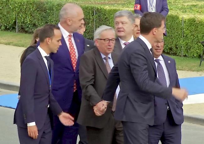 Rückenbeschwerden. Jean-Claude Juncker hat beim Nato-Gipfel offensichtliche Probleme mit Gehen gehabt. Sein Büro hat sich nun zu dem Vorfall geäußert.
