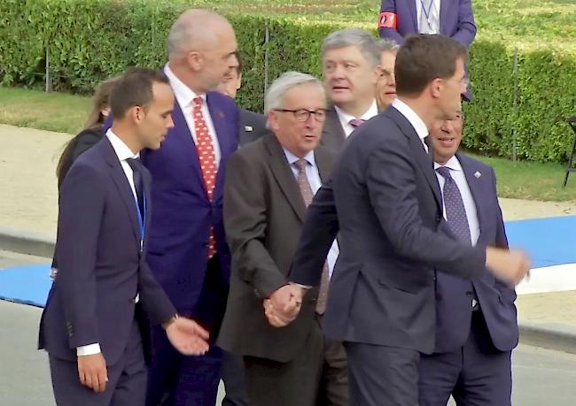 Rückenbeschwerden. Jean-Claude Juncker hat beim Nato-Gipfel offensichtliche Probleme mit Gehen gehabt. Sein Büro hat sich nun zu dem Vorfall geäußert.