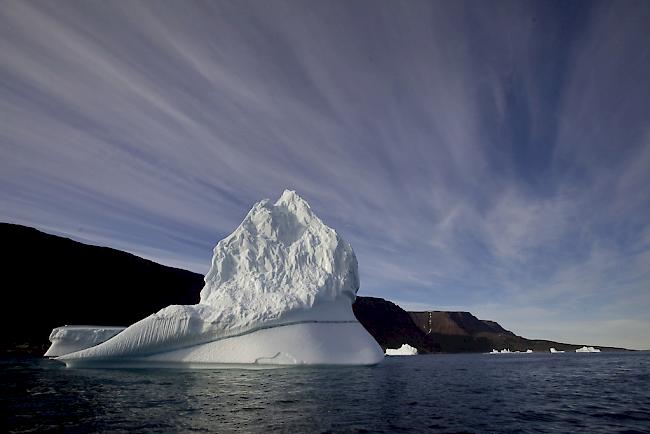 Ein Eisberg ist vor einem Dorf in Grönland auf Grund gelaufen.