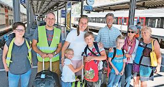 Wiedervereint. Die deutschen Kinder mit ihren Gastfamilien, &laquo;Kovive&raquo;-Mitarbeiterin Alberta Grand und Reisebegleitung.Foto WB