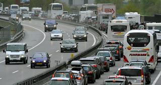 N&ouml;rdlich des Gotthardtunnels auf der A2 standen die Fahrzeuge am fr&uuml;hen Samstagmorgen auf 14 Kilometern.