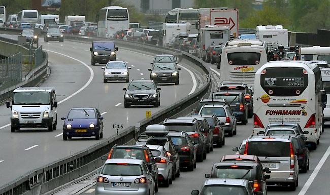 Nördlich des Gotthardtunnels auf der A2 standen die Fahrzeuge am frühen Samstagmorgen auf 14 Kilometern.