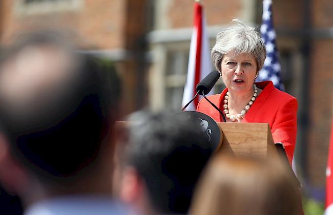 Grossbritanniens Premierministerin Theresa May hat parteiinterne Kritiker davor gewarnt, durch einen Boykott ihrer Brexit-Strategie den geplanten EU-Austritt des Vereinigten Königreichs komplett aufs Spiel zu setzen.