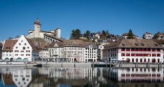 Unbekannte haben in Schaffhausen Glasflaschen mit S&auml;ure auf einen Vorplatz eines Hauses geworfen und damit f&uuml;r schlechte Ger&uuml;che gesorgt. 