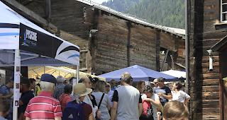 Bunt durchmischt: Von nah und fern begab sich das Publikum nach Reckingen, um das mannigfaltige Angebot des Marktes zu bestaunen. &nbsp;