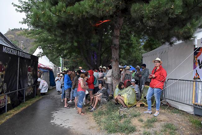 Festivalgänger suchen Unterschlupf. 